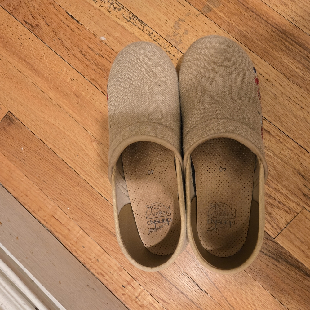 Dansko Clogs – Size 40 – Embroidered Linen Style - Picture 4 of 5